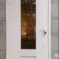 Техническая дверь с решеткой