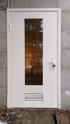 Техническая дверь с решеткой
