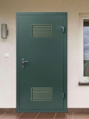 Дверь зеленого цвета с двумя вентрешетками