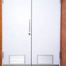 Двупольная дверь с вентиляцией (белая)